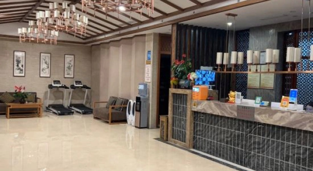 Xingyi Qiaofu Hotel, Prenota Hotel Hotel a Qianxinan con parcheggio, Parcheggio