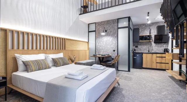 The 8 Keys, Book Hotel Chrisi Akti 