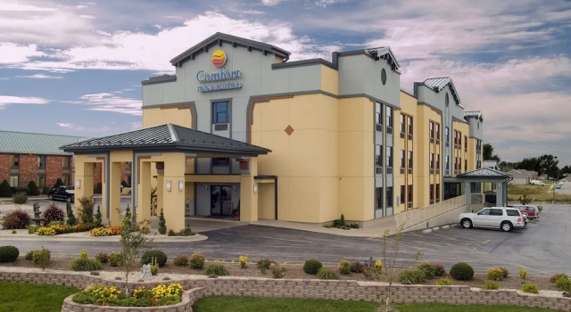 Comfort Inn & Suites, Забронировать Отель Спрингфилд Озакр, рядом с The Air and Military Museum of the Ozarks