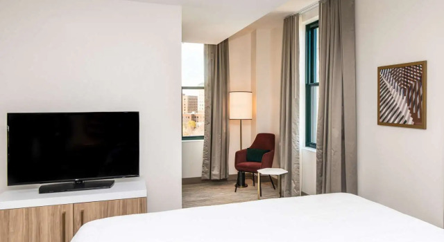 Четырёхместный номер Deluxe Hilton Garden Inn Flint Downtown