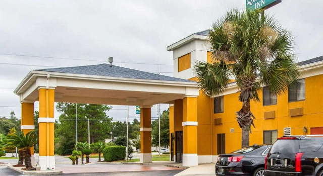 Кровать в общем номере Quality Inn near University of Mobile