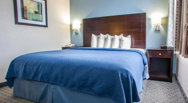 Люкс c 1 комнатой Quality Inn & Suites Ankeny-Des Moines