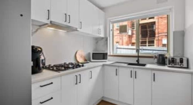 Апартаменты Bright 1-bed Apartment in St Kilda