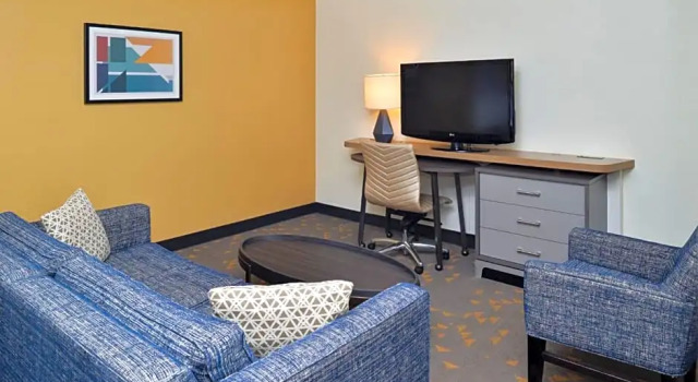 Четырёхместный люкс Holiday Inn Hotel & Suites Overland Park-Convention Center by IHG