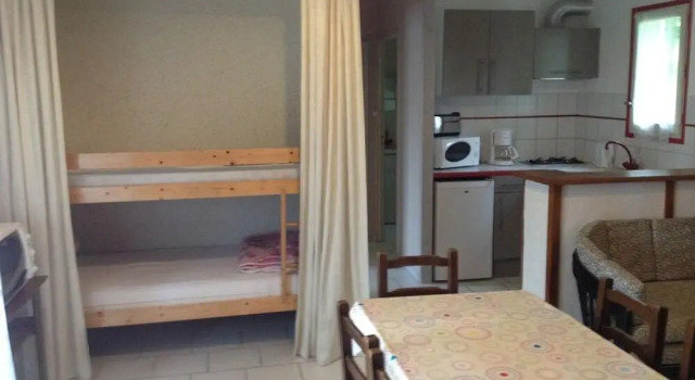 Village de Gîtes Le Châtenet, Rezerwuj Hotel Hotele w Thonac z basenem, Basen