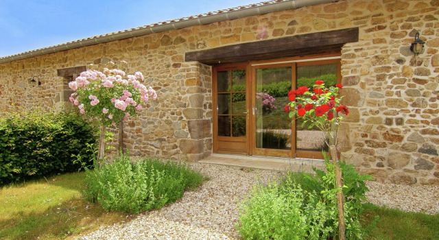 Cottage in France With Covered Terrace, Book Feriehus Sommerhuse i Charente, Hytte