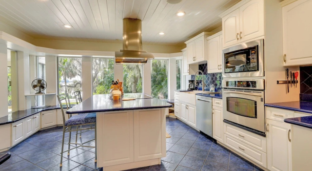 Коттедж с 2 комнатами Florida Retreat w/ Patio, Boat Dock & Shuffleboard