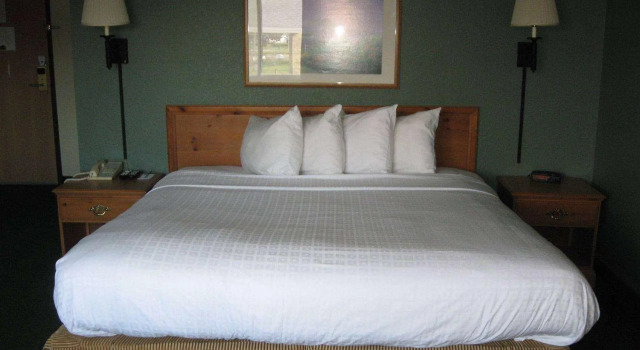 Двухместный номер Standard AmericInn by Wyndham Oscoda Near AuSable River