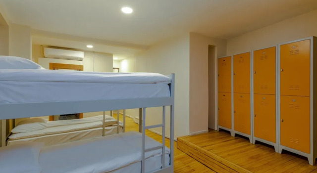 Кровать в общем номере с балконом Sanat Hostel Taksim