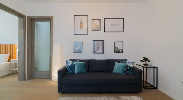 Charming 2BR Apartment - Steps to Romanian Athenaeum