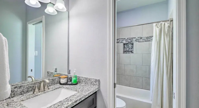 Апартаменты с 3 комнатами с балконом Modern Houston Townhome - 3 Mi to Downtown!