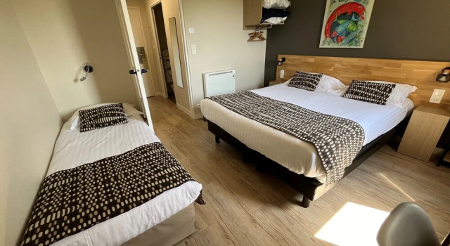 Четырёхместный номер Comfort c 1 комнатой Brit Hotel Le Kerodet