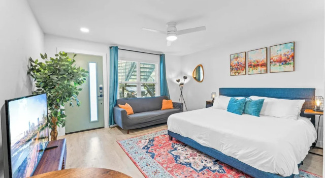 Апартаменты Prime SoCo boutique studios with laundry WiFi 7 Min to DT
