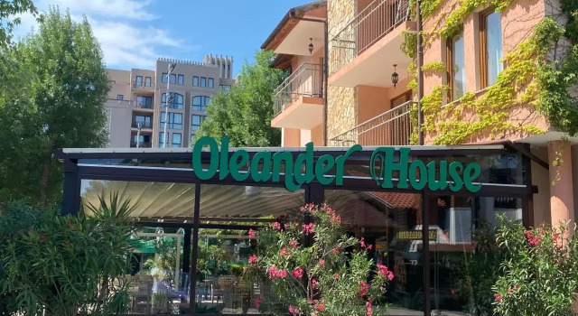 Oleander House and Tennis Club, Забронировать Отель Отели Солнечного берега с парковкой, рядом с Танцевальный клуб Den Glade Viking, Парковка