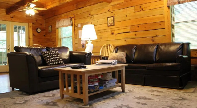 Коттедж с 3 комнатами Country Road Cabins