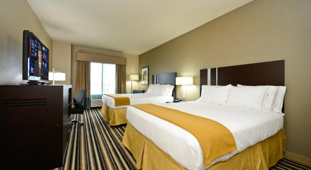Четырёхместный номер Standard Holiday Inn Express & Suites Forrest City by IHG