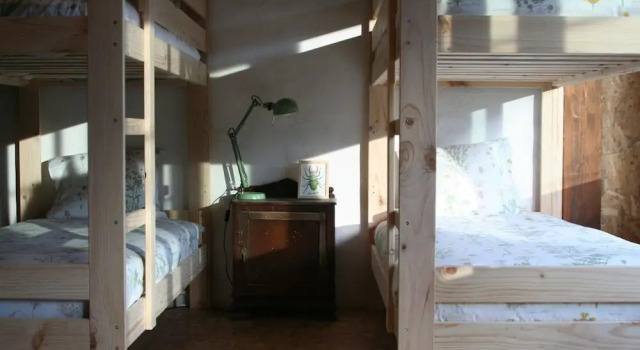 Кровать в общем номере с красивым видом из окна Albergue Les Xendes. Parque de Redes
