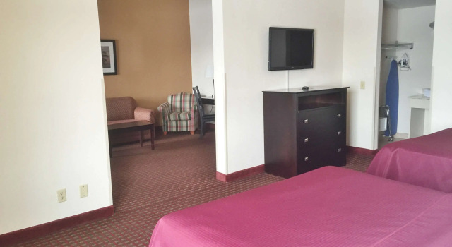 Четырёхместный люкс с 2 комнатами Americas Best Value Inn Romulus/Detroit Airport
