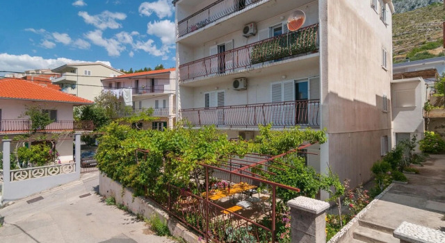 Awesome Home in Dugi Rat With Wifi and 3 Bedrooms, Rezerwuj Hotel Hotele w Split-Dalmatia County z parkingiem, Parking