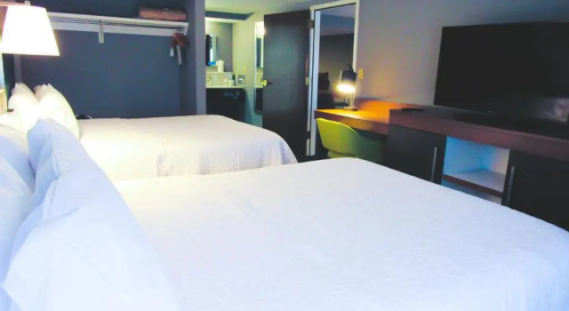 Четырёхместный люкс Hampton Inn & Suites Newtown