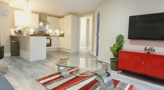 1braptmt W/king BED 4guests Embankmnt Parkg Wifi
