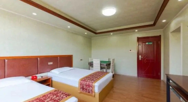 Четырёхместный люкс Youpeng Holiday Hotel