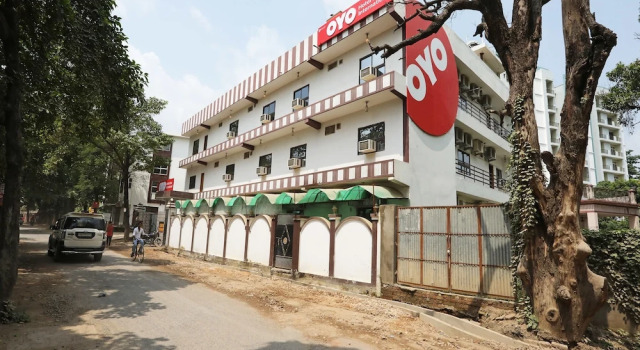 OYO 15027 Hotel Lotus International, Забронировать Отель Отели Сарнатх с завтраком, Завтраки