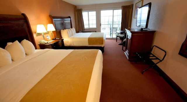 Четырёхместный номер Deluxe с видом на озеро Crown Choice Inn & Suites Lakeview and Waterpark