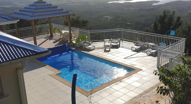 Villa de 3 chambres avec vue sur la mer piscine privee et jardin amenage a Le Diamant, Varaa Villa Mökit kohteessa Fort-de-France, Mökki
