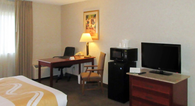 Четырёхместный номер Standard Quality Inn & Suites Albuquerque Midtown - University Area