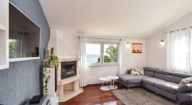 Beautiful Home in Omis With Wifi and 2 Bedrooms, Rezerwuj Hotel Hotele w Split-Dalmatia County z parkingiem, Parking
