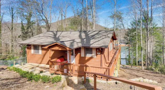Коттедж Pet-friendly Hiawassee Cabin w/ Lake Views & Sauna