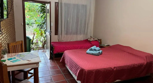 Colibrí Hostel, Забронировать Отель Отели Пуэрто-Игуасу с парковкой, рядом с Магазин беспошлинной торговли города Пуэрто-Игуасу, Парковка