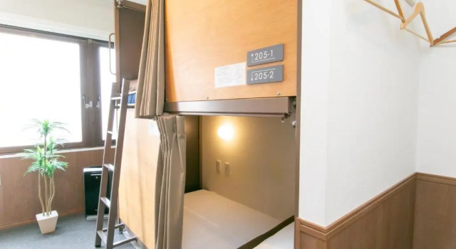 Кровать в общем номере Oak Hotel Edo
