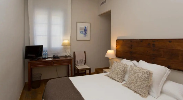 Кровать в общем номере Hostal de la Plaça - Hotel Boutique
