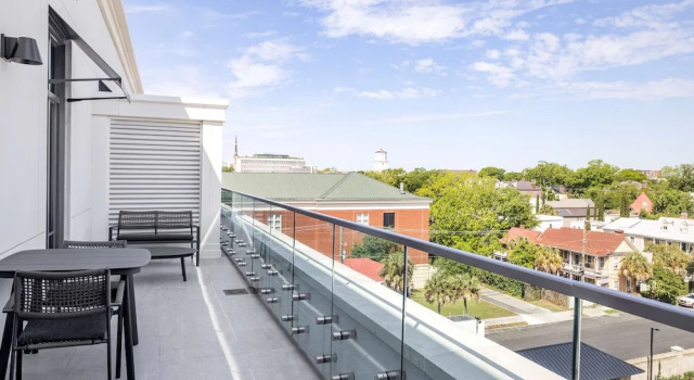 Двухместный люкс Hearing Accessible Deluxe c 1 комнатой с балконом Hilton Club Liberty Place Charleston