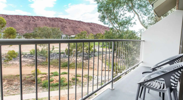 Четырёхместный номер Deluxe с видом на горы DoubleTree by Hilton Alice Springs