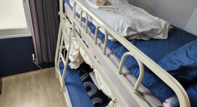Cama en dormitorio compartido con vista Aark House