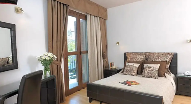 Standardowy dwuosobowy pokój Royiatiko Hotel