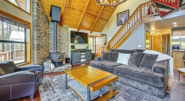 Furnished Deck + Forest Views: Pine Retreat!, Book Hotel Hoteller i Pine med parkering, Parkering