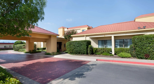 Кровать в общем номере La Quinta by Wyndham Round Rock North