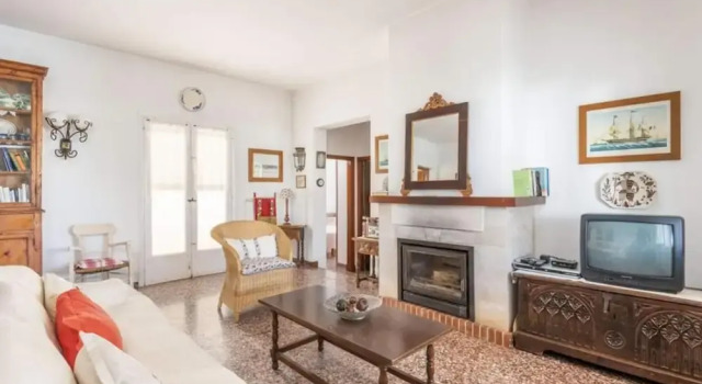 Menorca Chalet Rustic Sunny Retreat by the Sea, Rezerwuj Chalet Hotele w Minorka z parkingiem, Parking