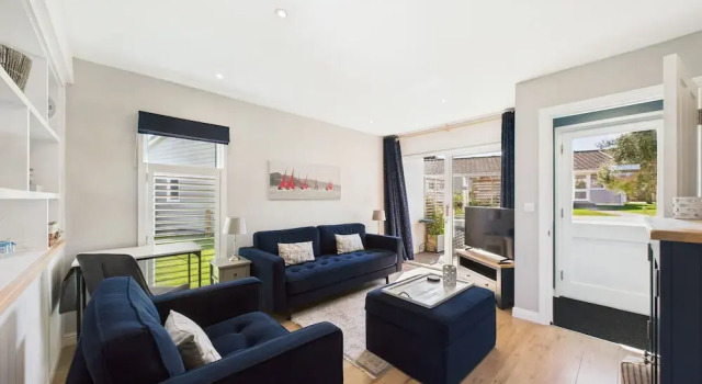 Charming 2-bed Family Cottage Your West Bay Retreat, Varaa Lomakoti Mökit kohteessa Merseyside, Mökki
