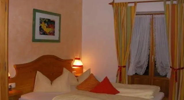 Gasthof Hotel WALTRAUD, Varaa Hotelli Kochel am See Das Blaue Land