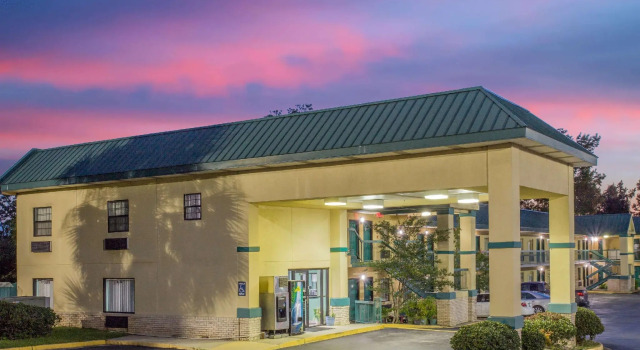 Четырёхместный номер Standard Super 8 by Wyndham Columbia
