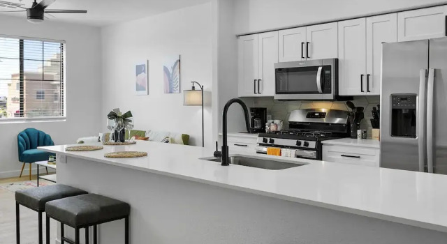 Апартаменты Deluxe TWO Glendale CozySuites with Pool 2 & 9