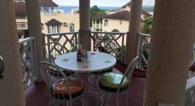1 Bed Villa - Sleeps 2 - Garden - Parking - Wifi, Rezerwuj Willa Hotele w Ocho Rios Coast z parkingiem, Parking