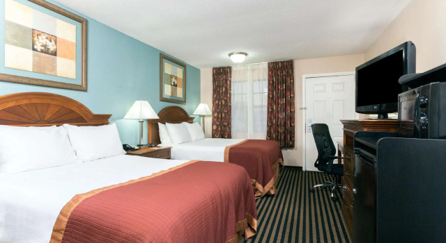 Четырёхместный номер Standard Baymont by Wyndham Port Arthur - Groves Area