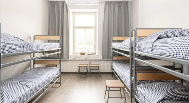 Кровать в общем номере Hotelli Rakuuna