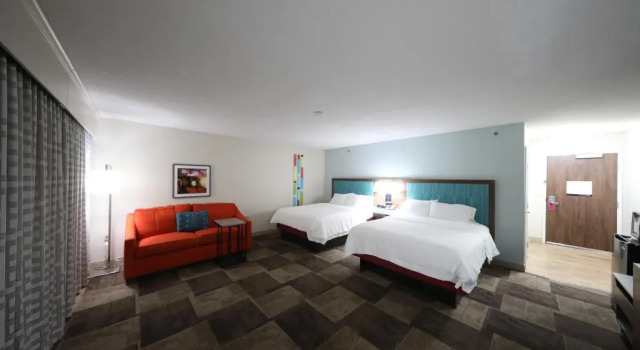 Четырёхместный номер Deluxe Hampton Inn Hutchinson